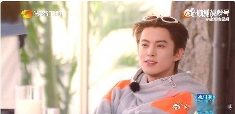 白鹿王鹤棣带娃白鹿抱小饼干溜得比风快，王鹤棣无缝衔接接棒，俩人带娃像跑接力赛，这