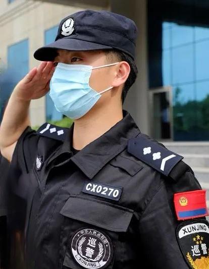 “我是一名辅警，必须第一个站出来，这是我的责任！”

这是一名工作之余身着便装的