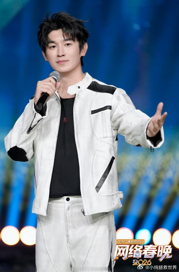 苏醒杨旭文苏超球员同台杨旭文杨旭文央视网络春晚杀疯了，全开麦无压力，唱功稳得让人