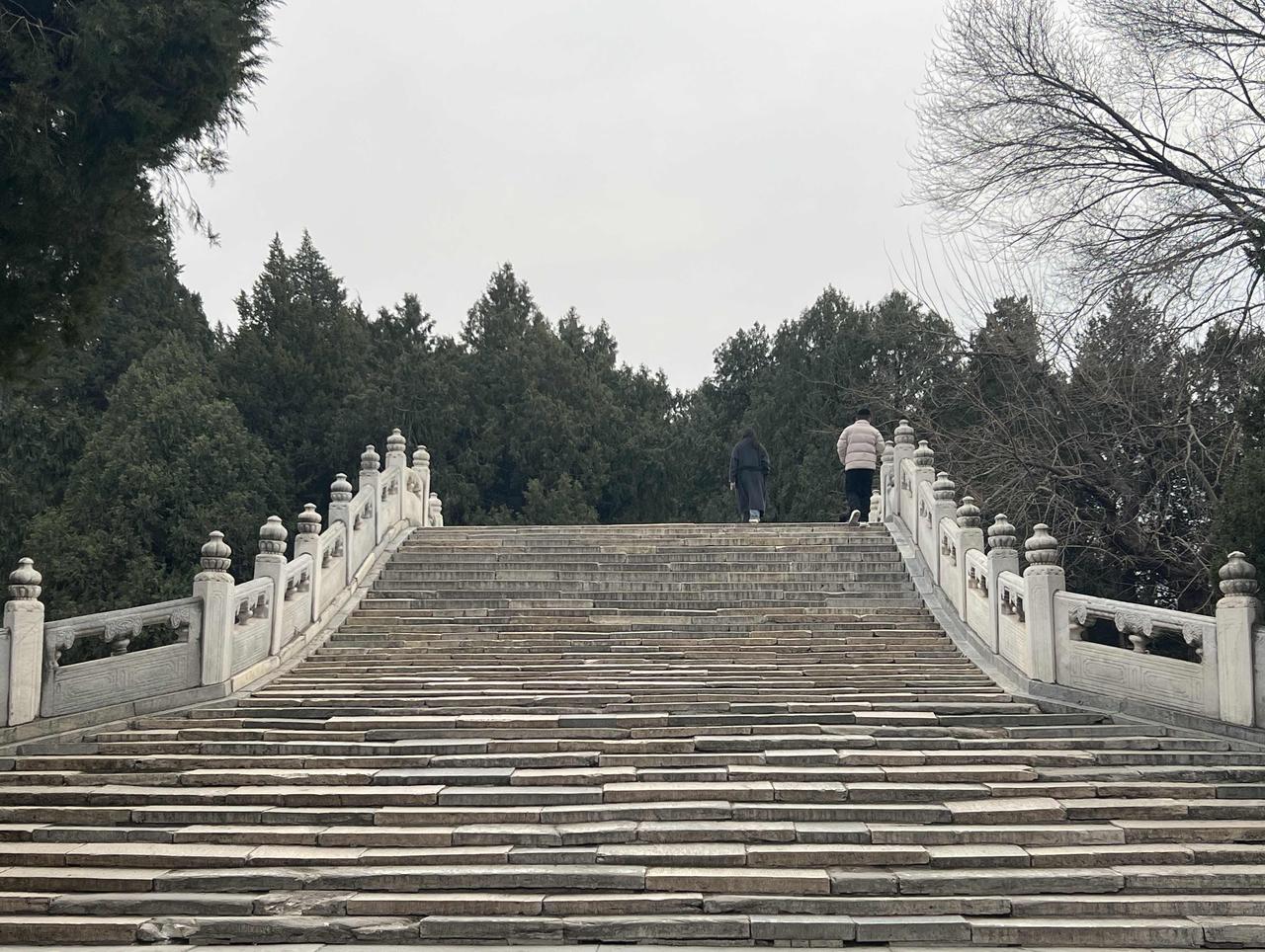 颐和园半壁桥旁边有一座不伦不类＂混搭＂的桥，是当年林副统帅入住园内清华轩而搭建的