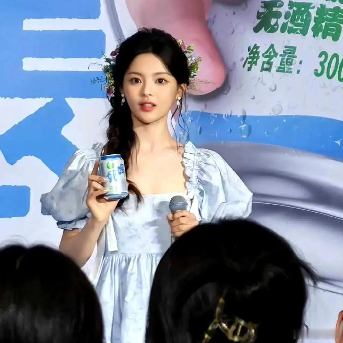 杨超超越长得就像精修过的，我p都不敢这么p ​​​