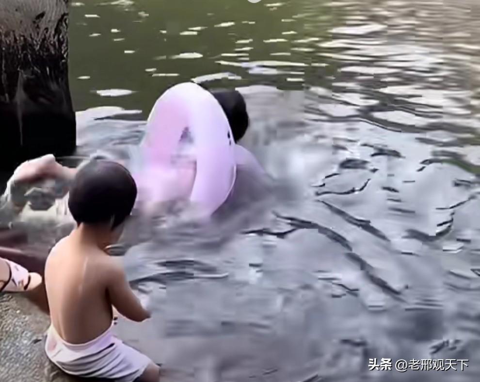 这位妈妈，一个不留神，差点就酿成千古恨。

遇到这位“热情”的妈妈，要是再这么大