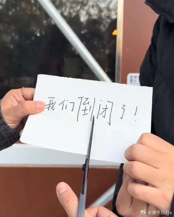 两名女子砸150万积蓄，开主打“全女+无烟”的酒吧，不到一年直接关门。网上这两个
