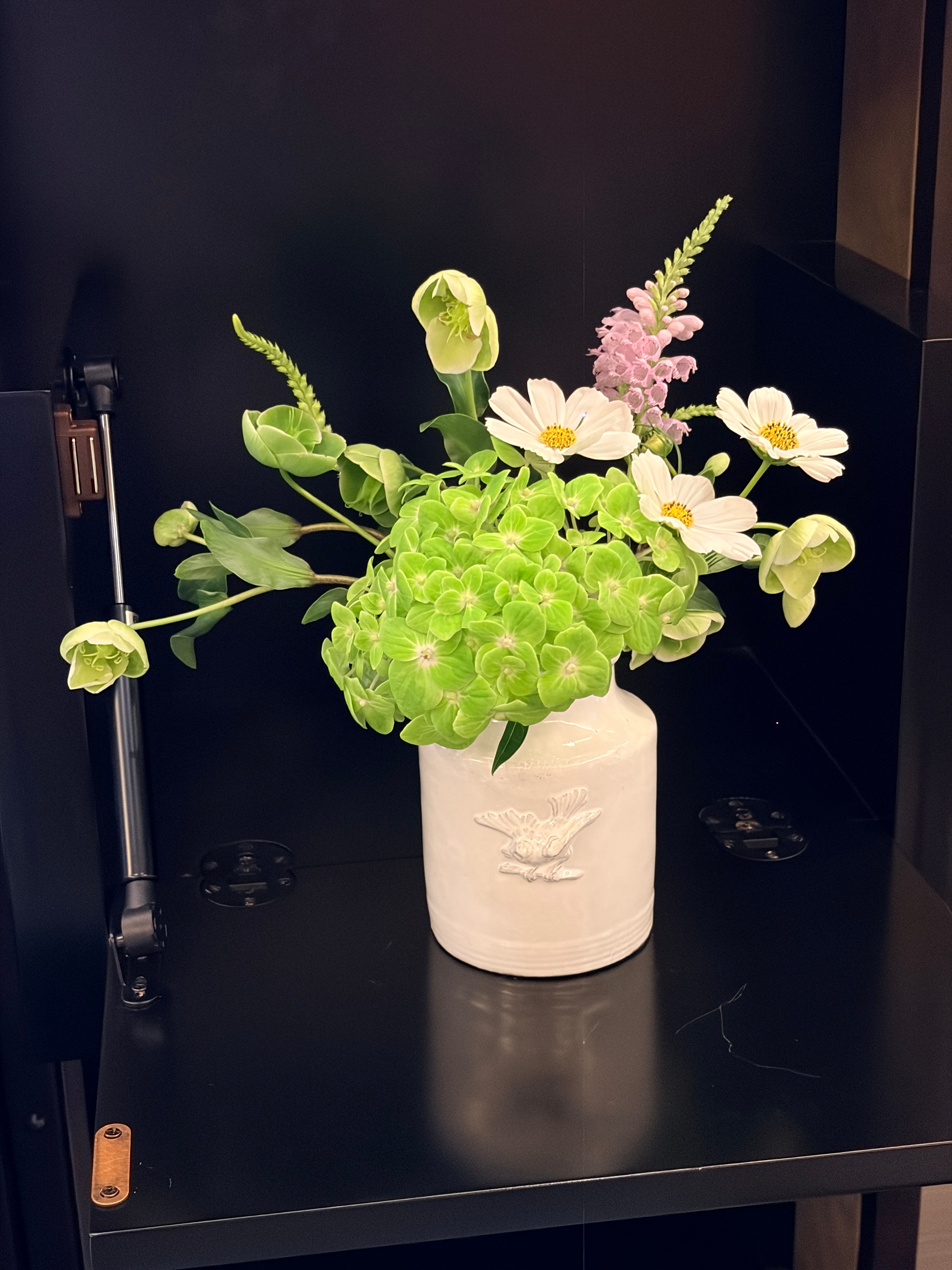 回到酒店，发现媳妇居然买了一些花，可是我们后天就走了，她说看我生病不舒服，希望我