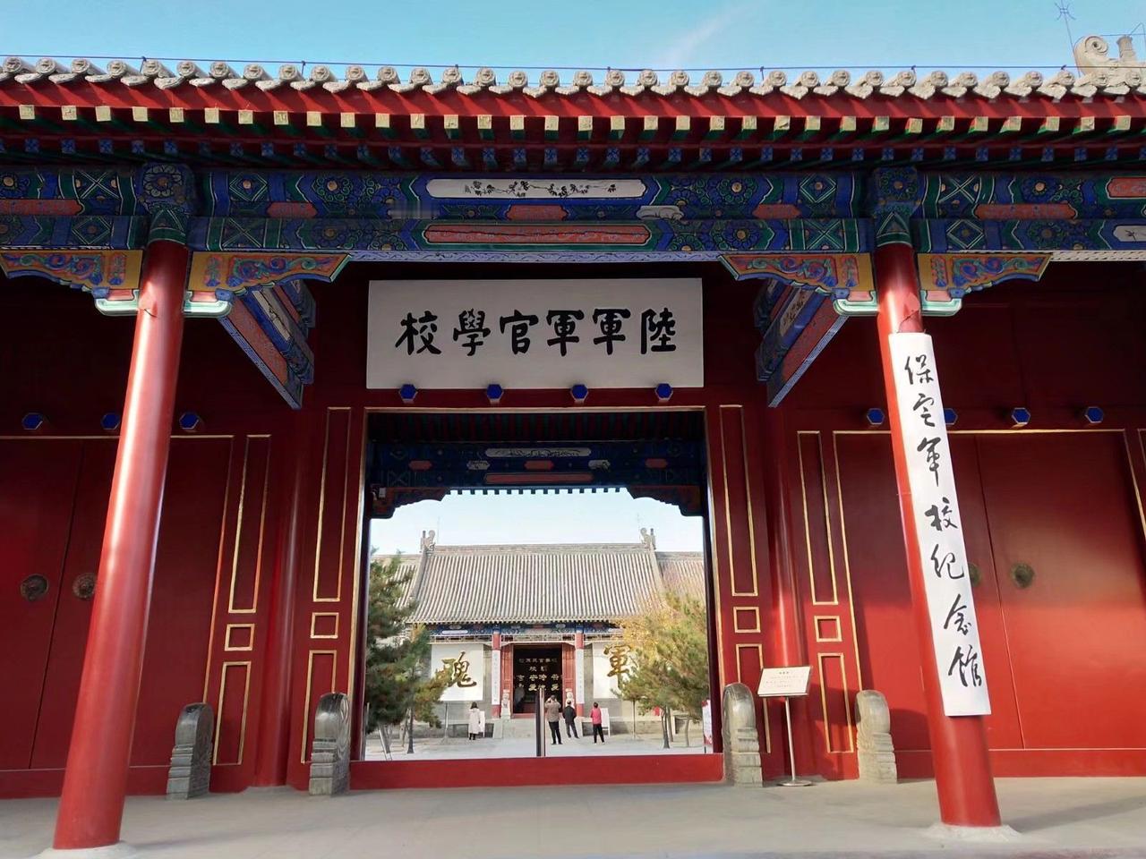 在中国民国的历史上，保定陆军军官学校毕业的学生看不上黄埔军校毕业，黄埔军校属于速