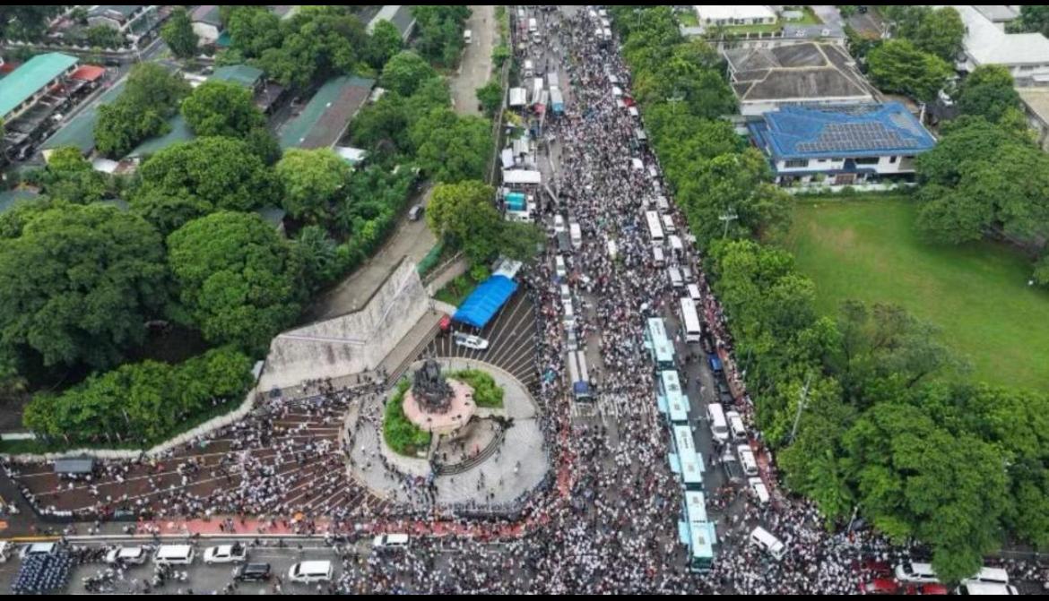 6月30日马尼拉突遭“街头地震”！超1.3万人涌入乙沙大道，早高峰彻底瘫痪、多人