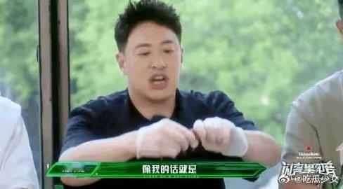 #潘玮柏2分钟剥了11只虾#两分钟搞定十一只虾，这哪是剥虾啊，这分明就是对食物爱