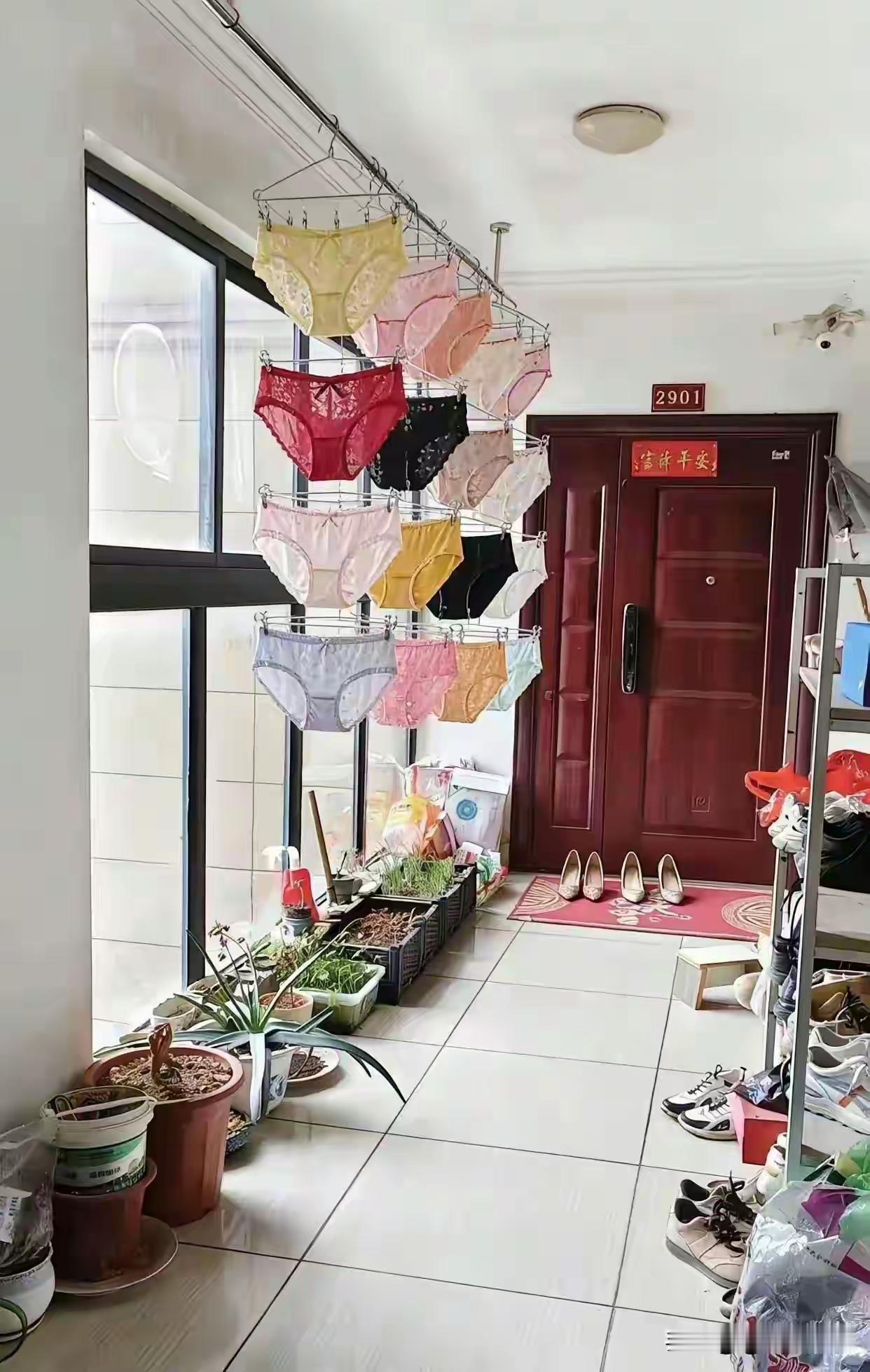 楼房的公摊面积是大家的地方，有些东西是不可以这样展示在众人面前的。
我们是一个传