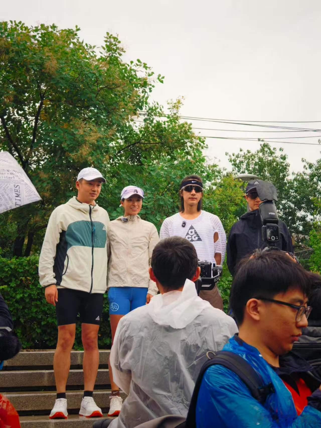 此沙说姚妙拉爆自己分分钟香山越野偶遇新鲜出镜的此沙，聊起越野跑步，夸赞姚妙实力出