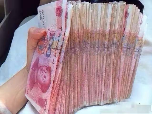 七八十年代，家里大多是女人管钱。男人工资一发，现金全数上交，

日常开销由妻子安