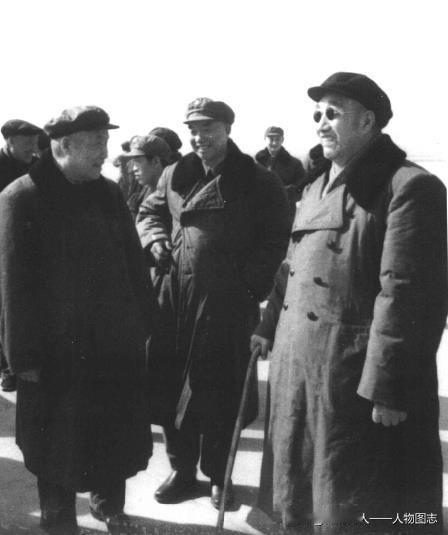 李达(左)与徐向前(右)、萧克(中)合影