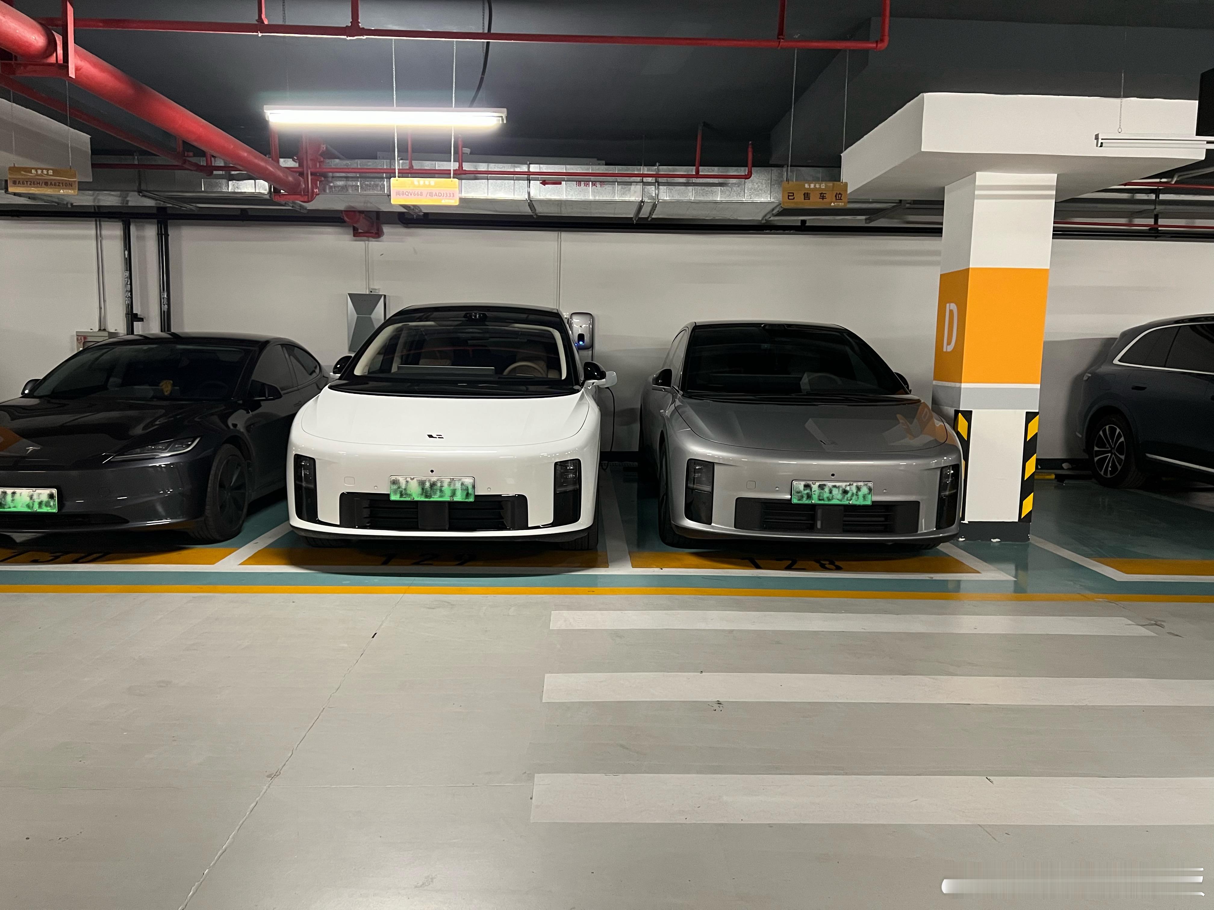 理想i8和i6摆在一起看的话，i8明显大不少没摆在一起还真没感觉尺寸差这么多理想