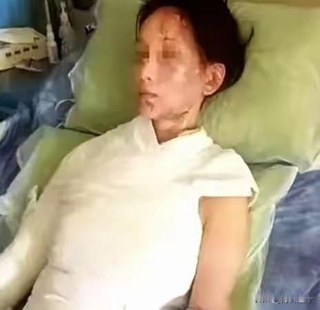 “加个汤都这么慢，你这种人就活该端一辈子盘子！”女顾客这句话一出口，整个火锅店大