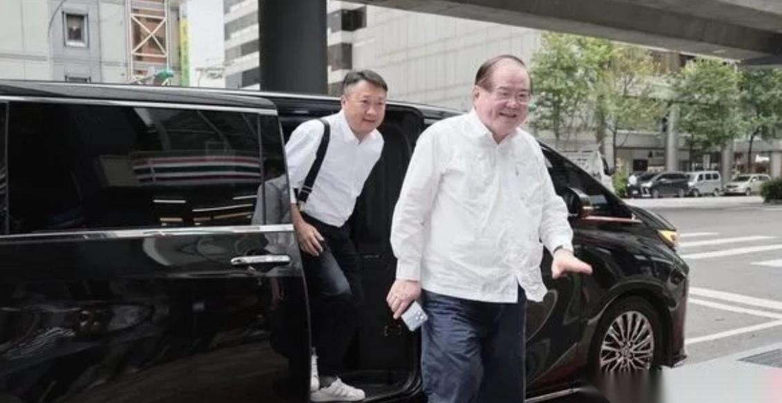 近日，国民党副主席李乾龙的车被定位追踪，尹乃菁影射，此事跟民进党当局赖某有关。侯