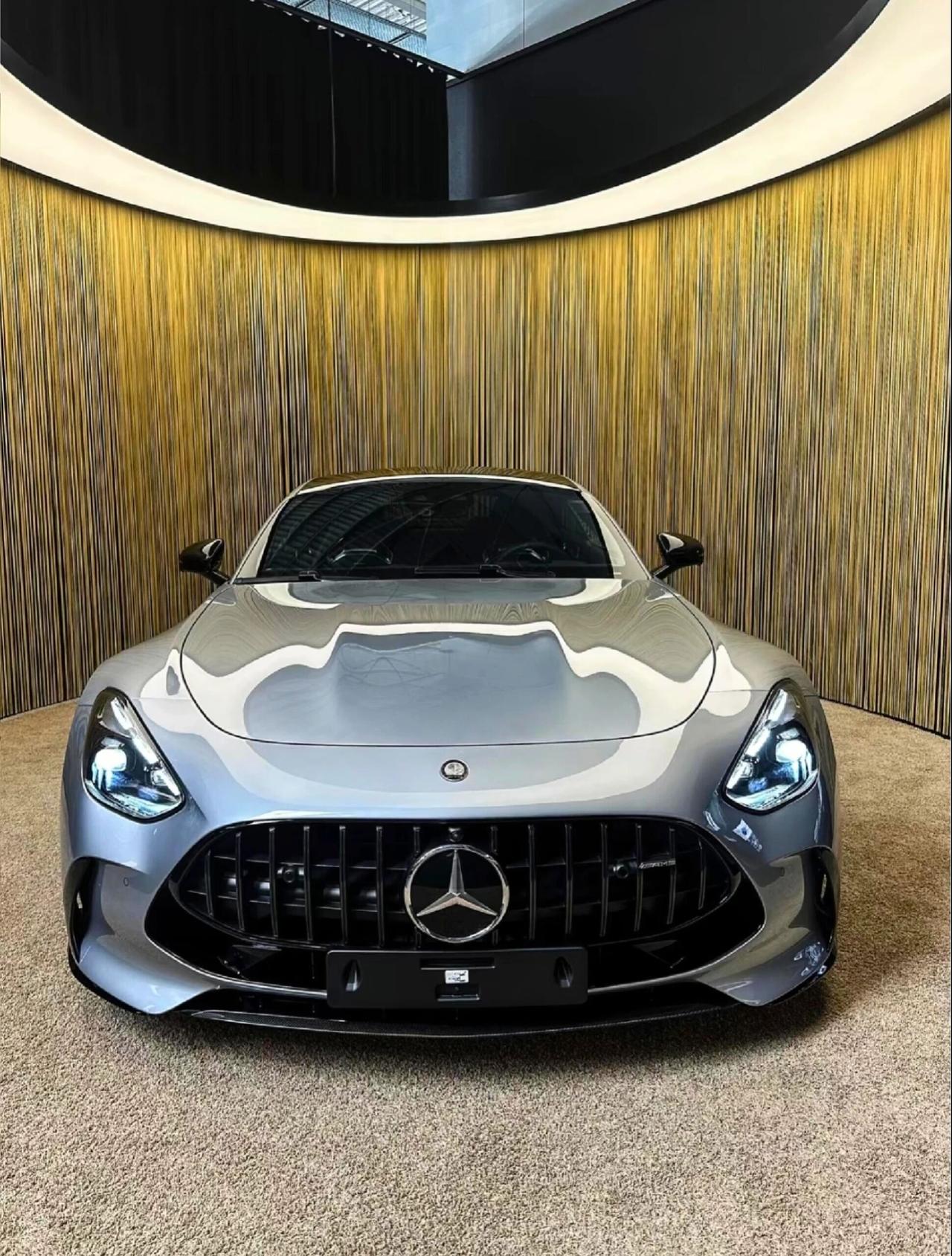 艾特你的小富婆给你买！全新梅赛德斯-AMG GT来了！

2+2座，全时四驱，搭