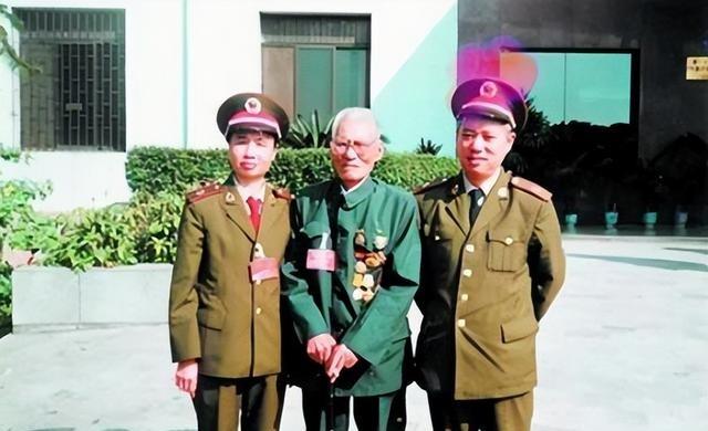 1994年，“狼牙山五壮士”幸存者葛振林意外得知，中央军委发给他的金质勋章竟然被