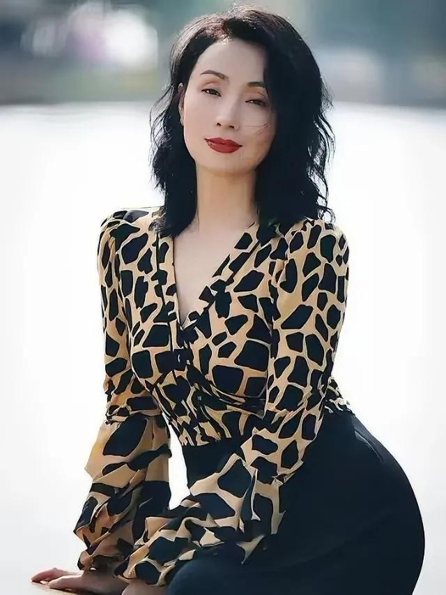 陶虹，原名陶红，中国内地著名女演员。她以其出色的演技、才华横溢的形象和坚持自我、