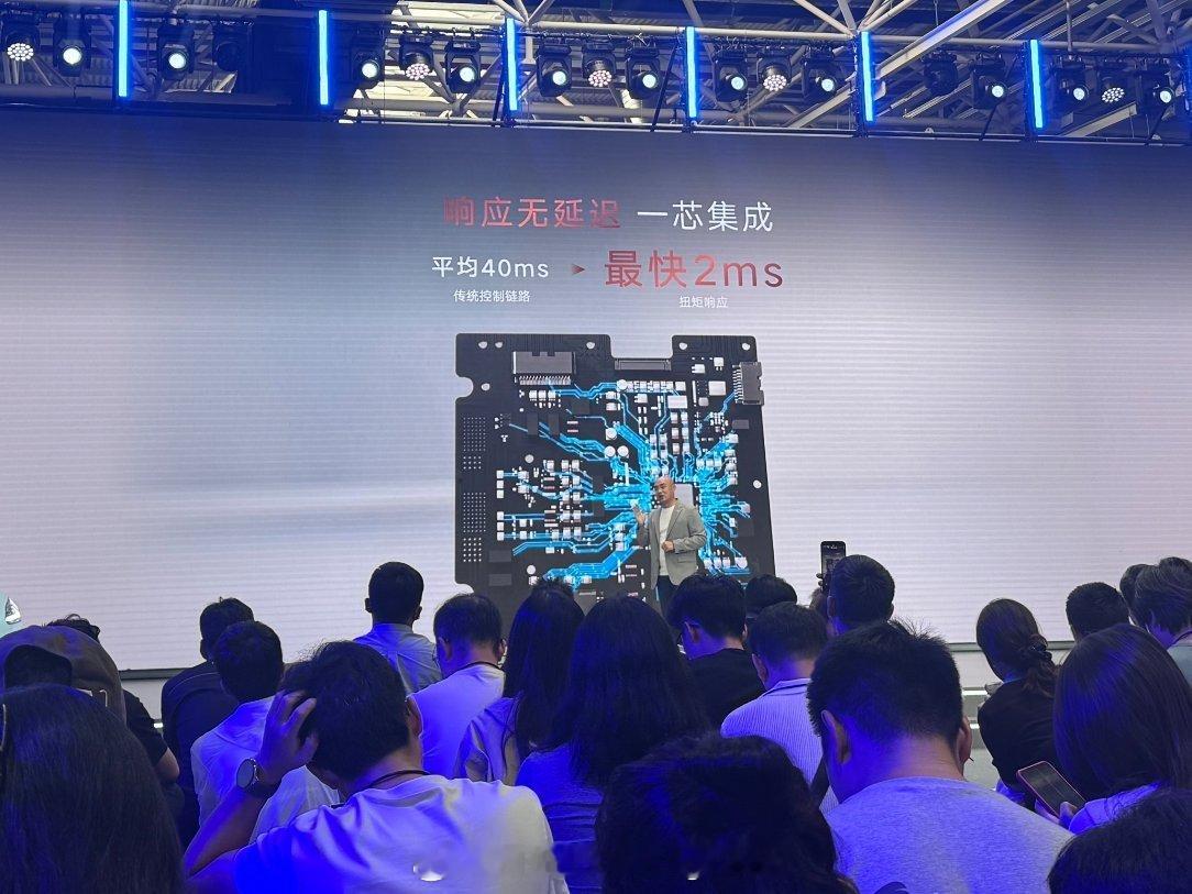 吉利发布了16合1电驱系统，这是目前行业最高集成度的电驱系统。在此之前是比亚迪腾