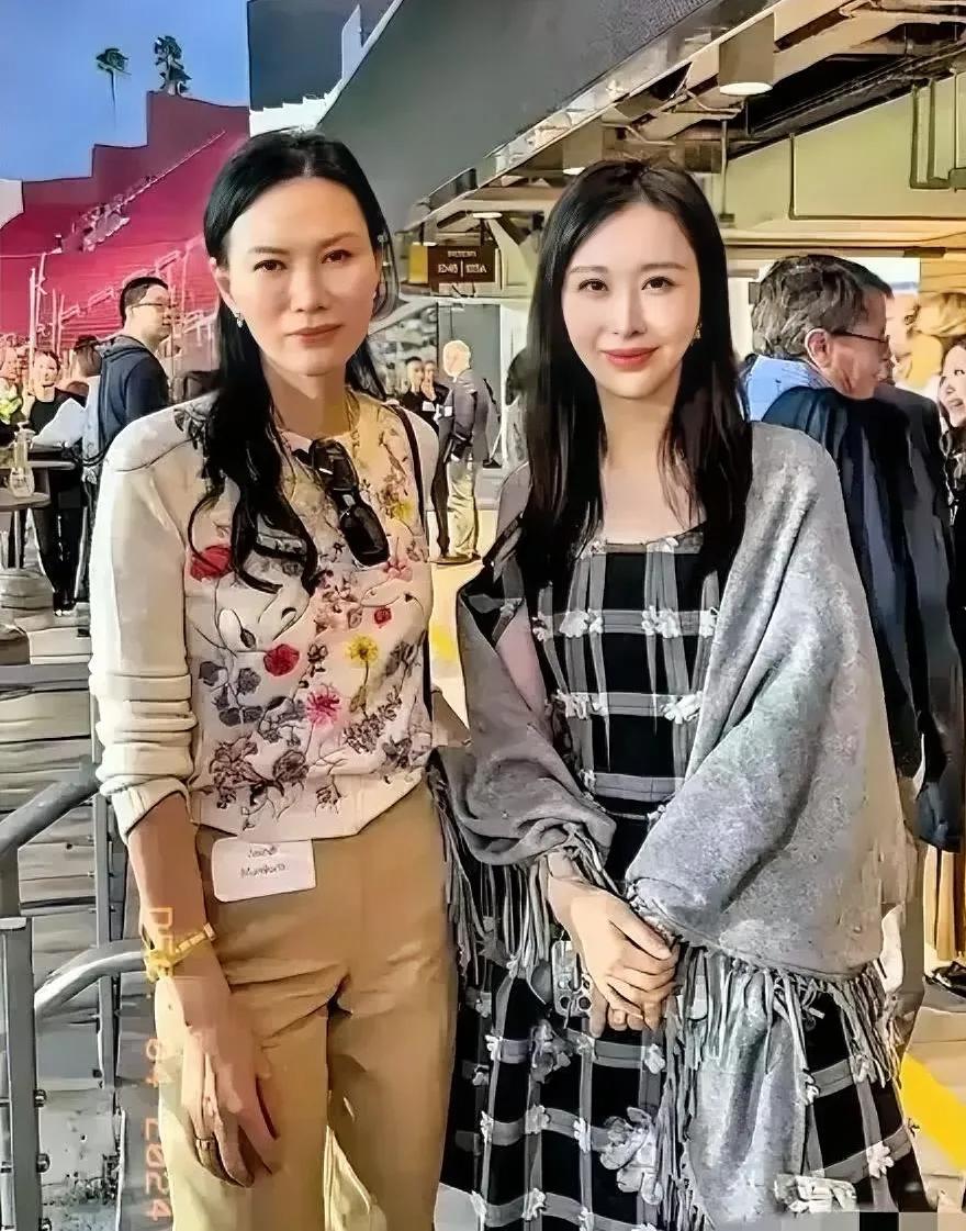 邓文迪田朴珺，一对姐妹花，但是田朴珺会打扮，有贵族气质，邓文迪赢在气场，输在土气