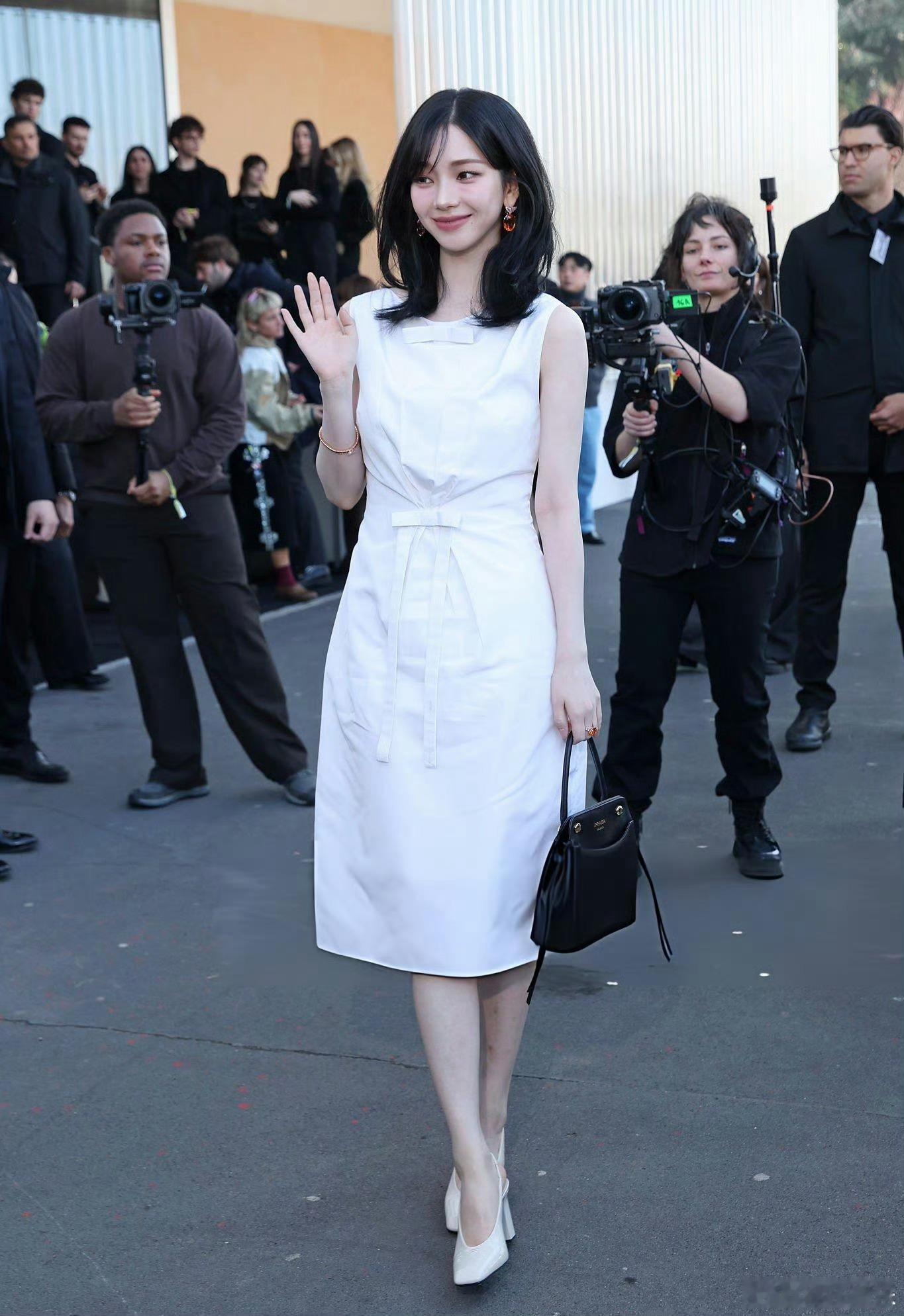 柳智敏prada待遇柳智敏prada身穿品牌超季未发布款白色蝴蝶结连衣裙，看秀待