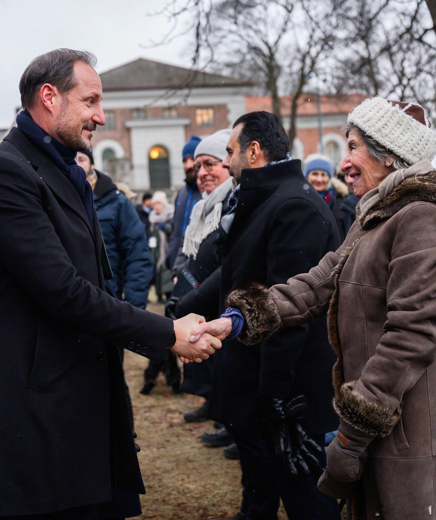 挪威王室 🇳🇴1月27日，哈肯王储和王储妃梅特-玛丽特在阿克苏斯卡亚出席国际