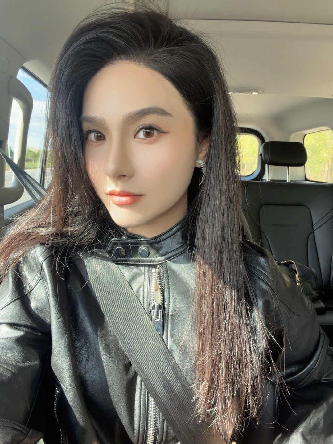 不好意思，黑长直皮衣姐姐要去玩沙子啦～  ​​​