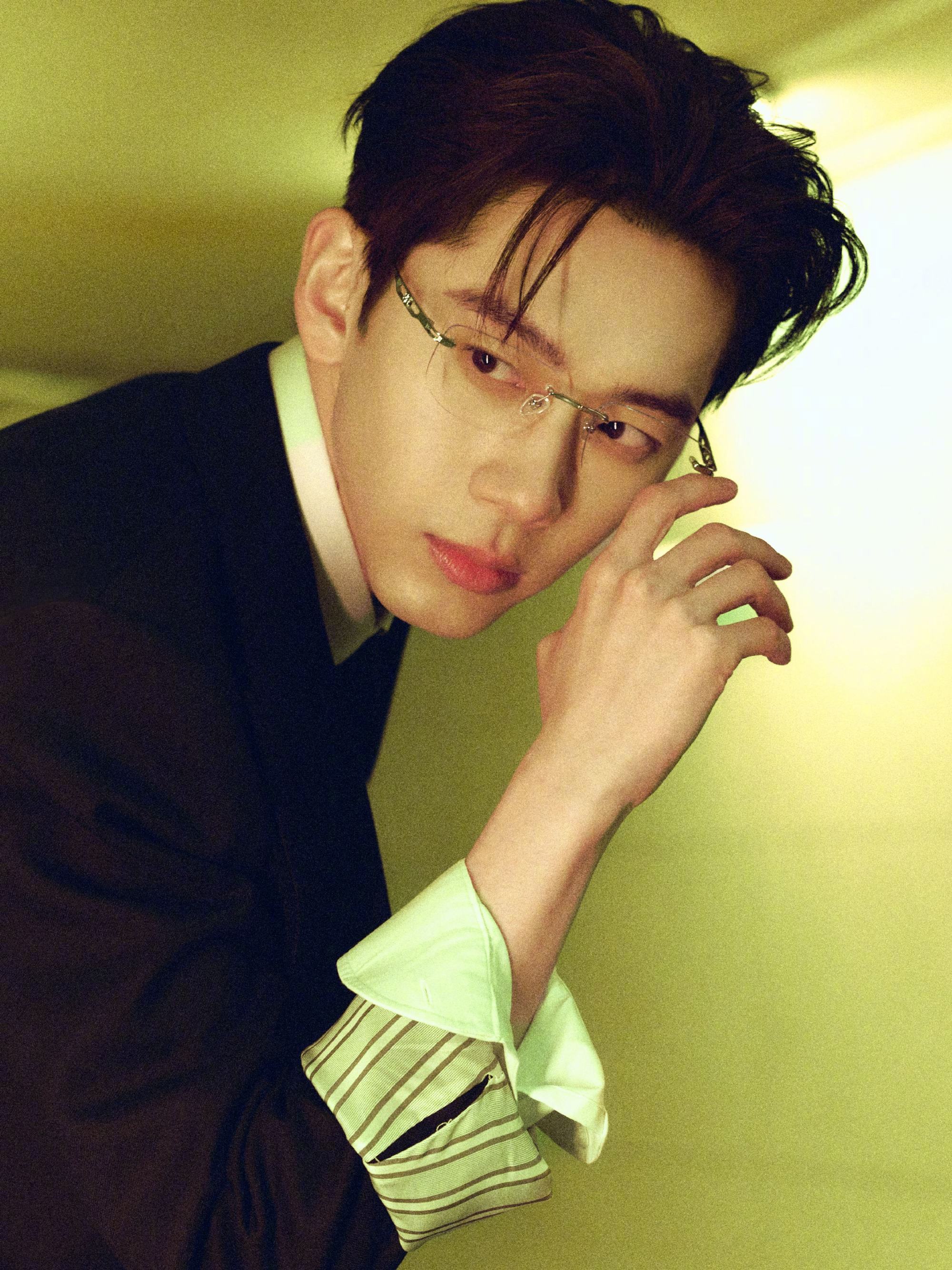 没人说费启鸣穿西装这样啊没人说费启鸣穿西装这样啊，这也太有型了吧！！简直帅到另一