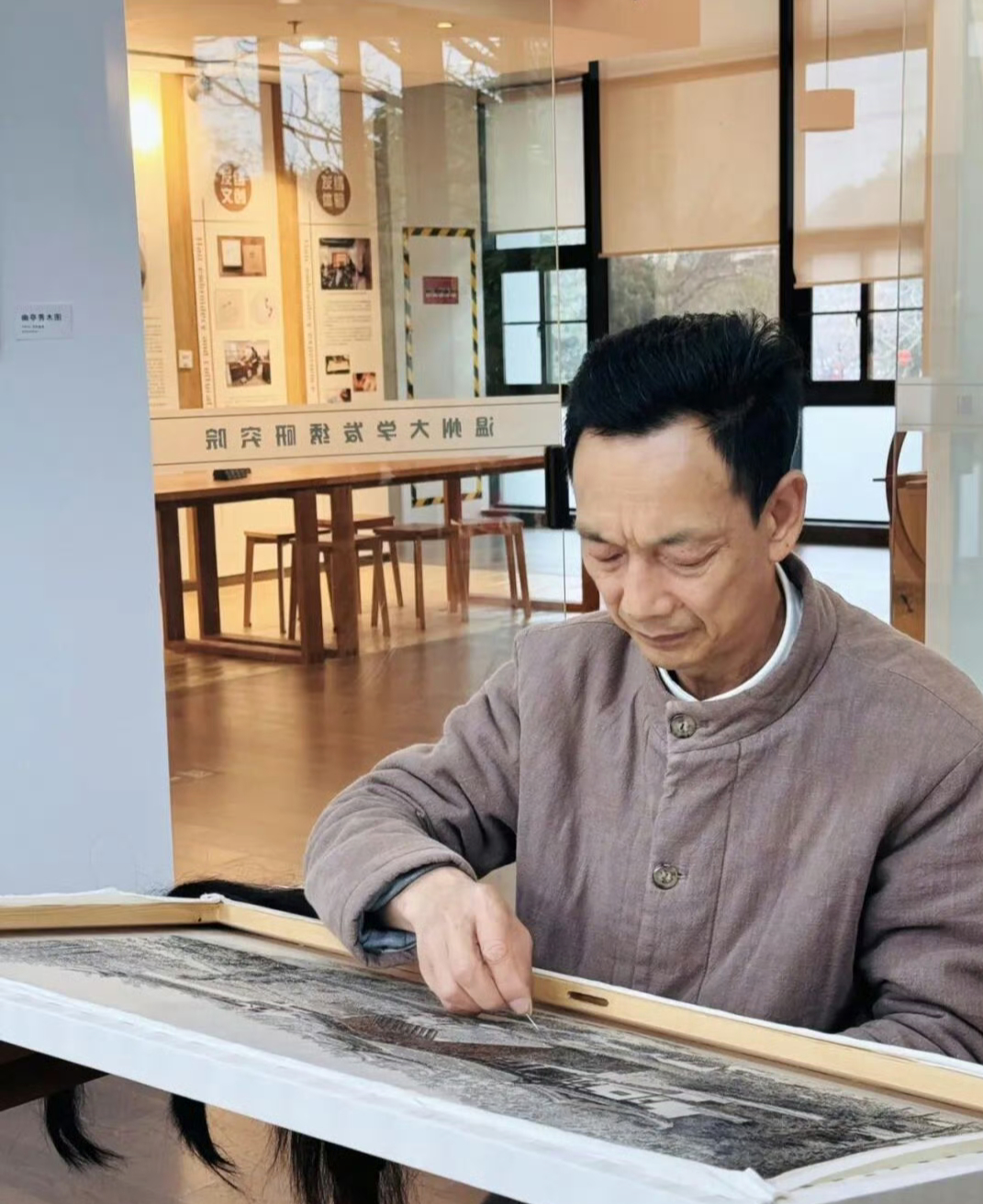 浙江高校传承温州发绣 温大这波操作太“秀”啦！35年坚守发绣非遗，暑期特展更是“