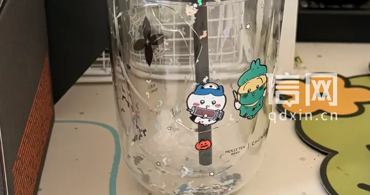 茉莉奶白联名玻璃杯上市当天遭消费者集中反映易碎划手，有网友称手指受伤住院 品牌回应：可申请退款，暂不