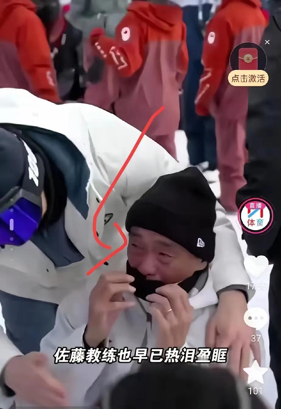 苏翊鸣米兰夺冠全网沸腾，他的日本教练佐藤康弘却当场跪地痛哭，看哭无数人！
 
这