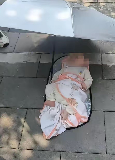 打好了伞买好了衣服 还是把孩子扔了 咋能狠下心呢 