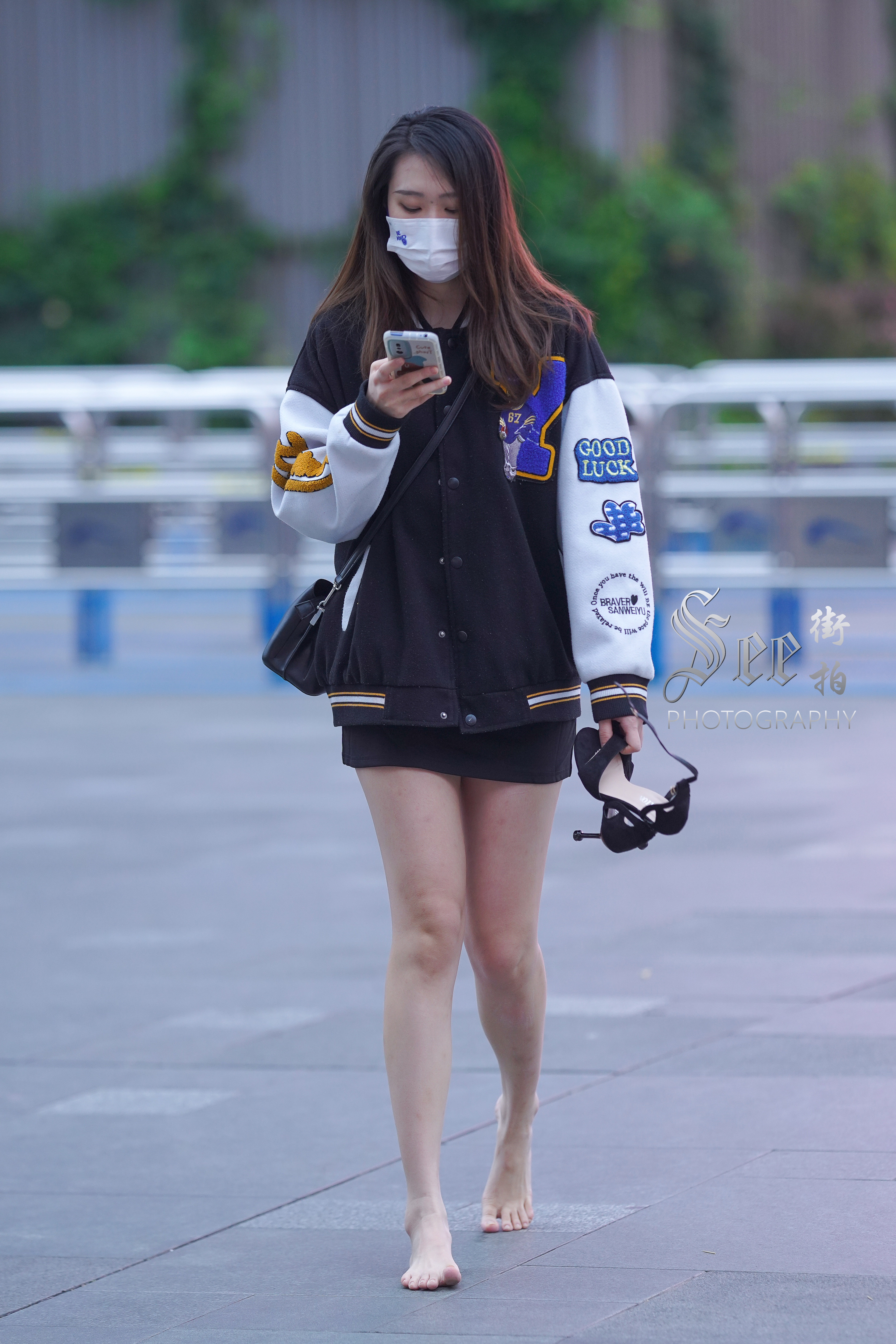 可能是高跟鞋不舒服吧~ ​​​