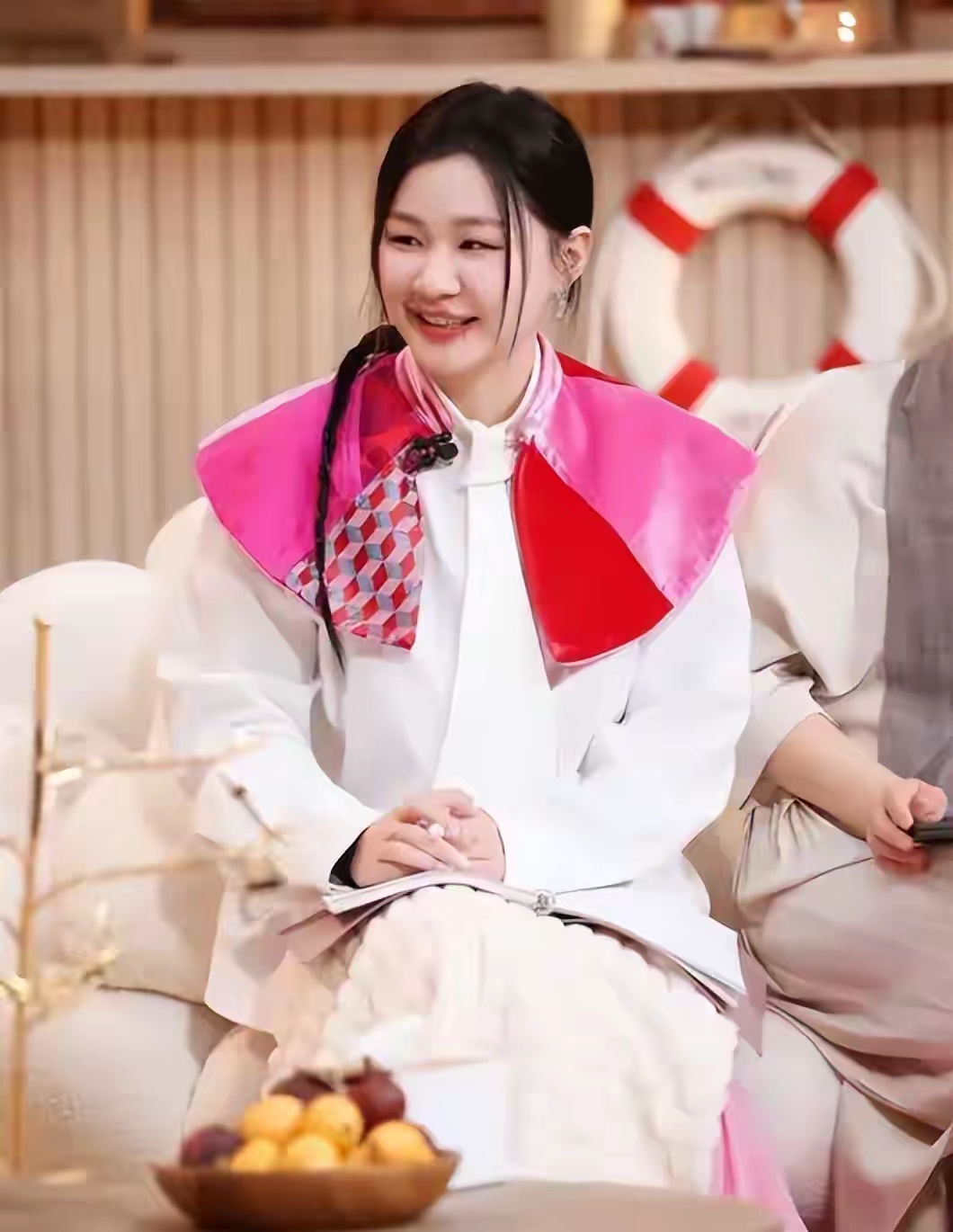 看了热搜上的金靖，才明白她与舒奕橙婚姻的真相，姜潮真说对了！近日，金靖又一次登上