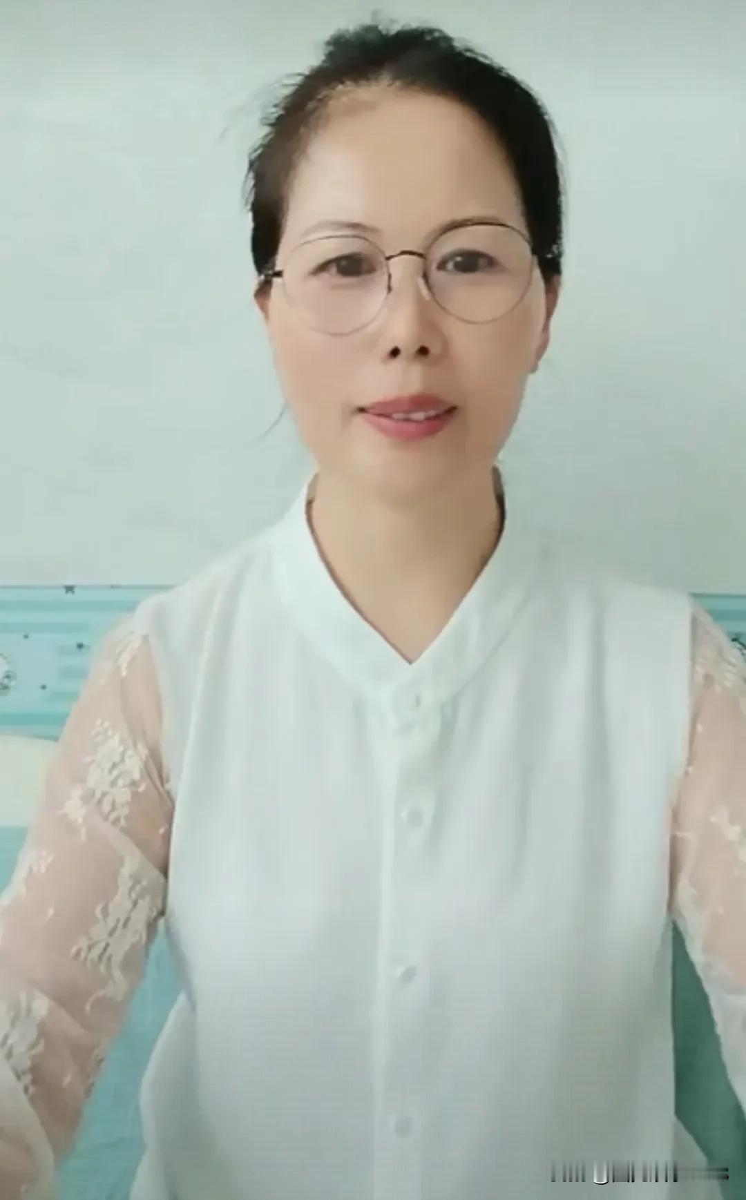 小杨阿姨今天上午开始直播，直播预报，下午还将在麻六记总部直播。
       昨