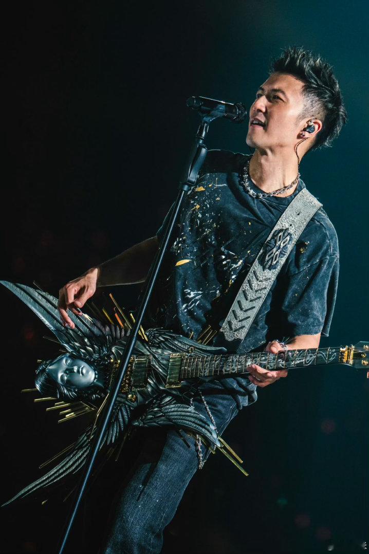 谢霆锋我跟可爱没关系 谢霆锋一本正经解释的样子，分明就是很可爱啊！背着双肩装备被