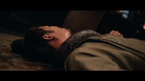 衣柜突袭的紫蛇太会搞事，无毒却缠得人窒息，苏无名临危不乱找破绽，看得人攥紧拳头！