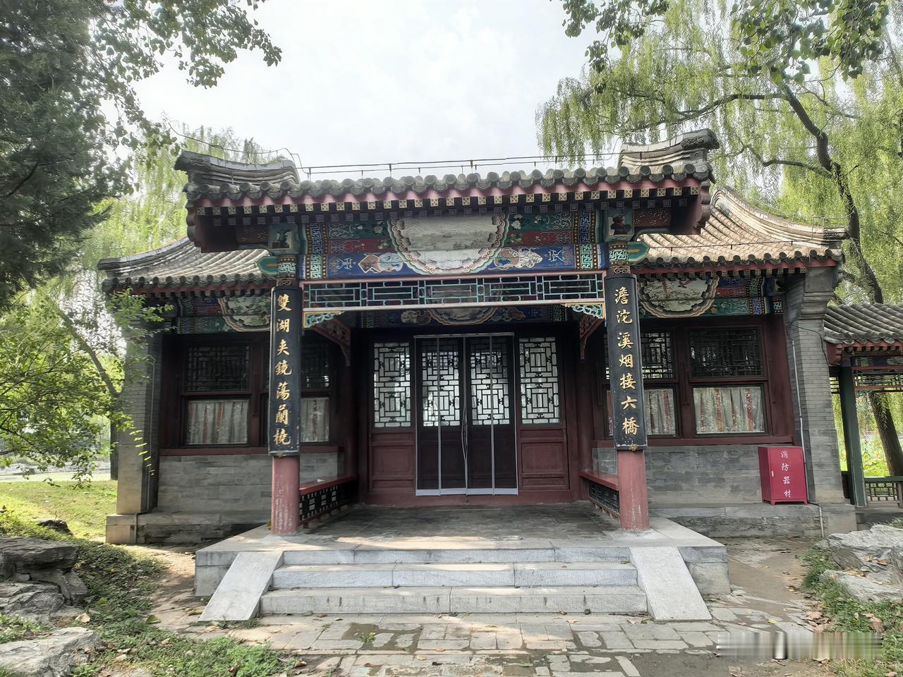 “澹沱溪烟接六桥，双湖夹镜荡兰桡”
——出自清代乾隆皇帝弘历的《湖上杂咏·其四》