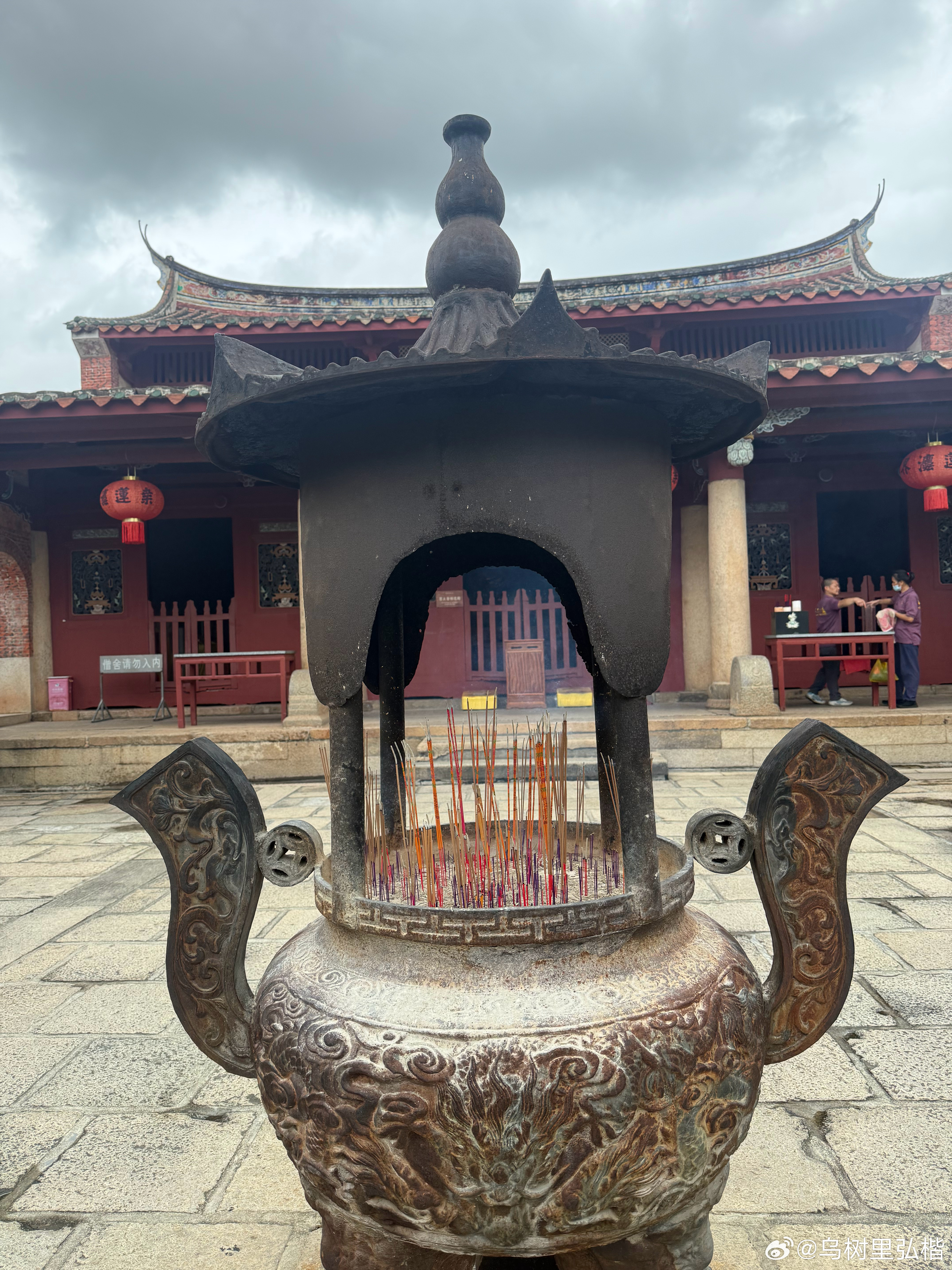 人生会经历很多事情，归纳起来，主要的有两个方面：1，是要自强乐观健康快乐的生活。