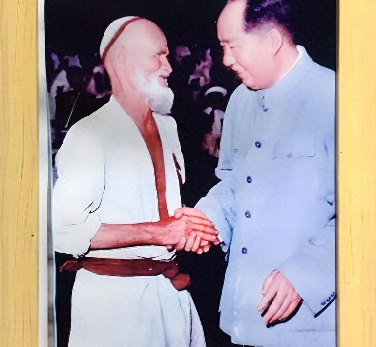 毛主席亲切会见库尔班，紧紧握手并感激地说：谢谢你不远万里来看我！
1953年深秋