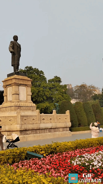 堂前先生铜像挺拔伫立，目光坚毅望向远方，似仍在为家国奔走疾呼。缓步入内，穹顶开阔