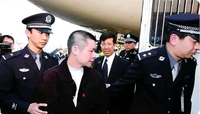 银行巨贪行长余振东：携40亿逃美，归国后仅获12年刑罚 余振东案中，余...