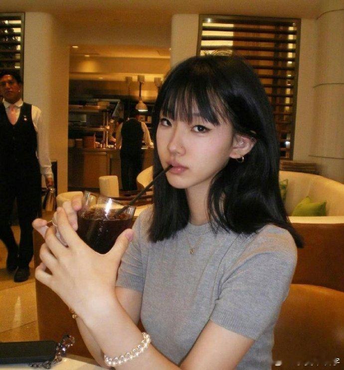 小S大女儿美貌初绽，青春洋溢却眼神深邃，是时光的馈赠还是故事的沉淀？年轻的脸庞，