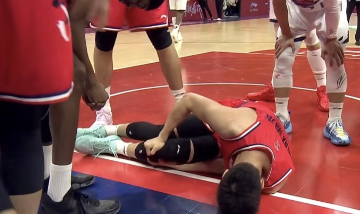 刚下飞机，郭艾伦咋滴了？？？？郭艾伦受伤 郭艾伦被担架抬出场