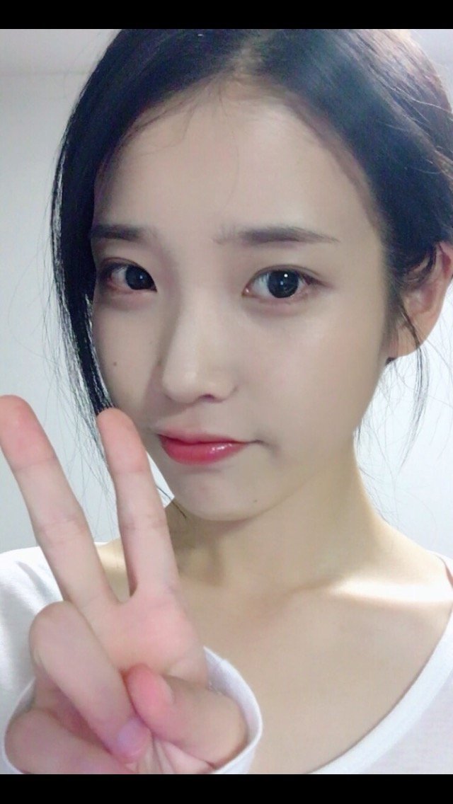 IU[超话]  🐥IU高露洁口腔亮白美学大使 IU自拍② ​​​