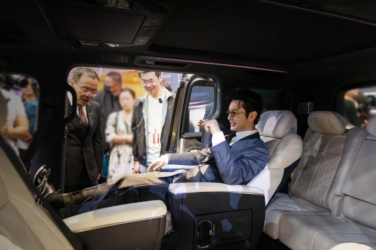 焕新极氪009新一代旗舰MPV今天，黄晓明现身打卡焕新极氪009，身为资深车主+