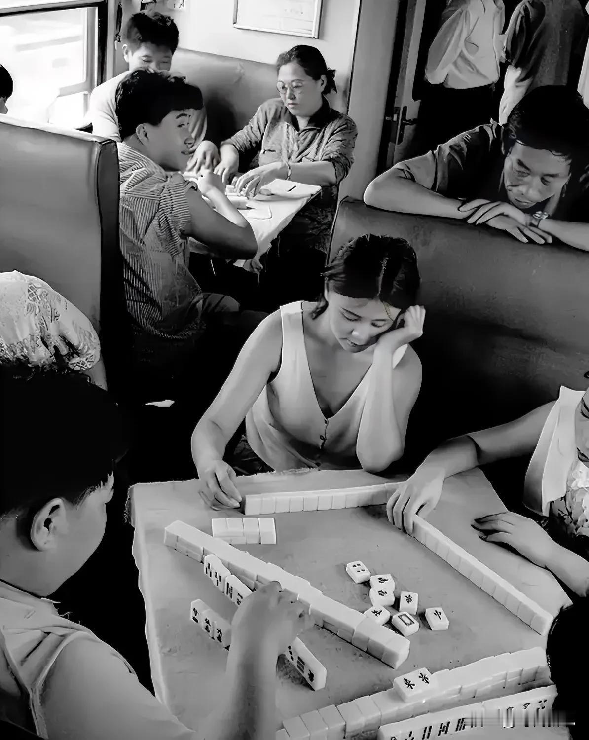 1994年，旅客们正在飞驰的火车上打麻将，听老一辈人说，那个年代乘客上车后可以租