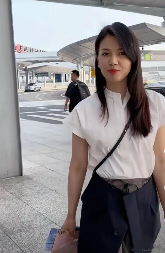 刘涛现身机场，清爽白衣配个性黑裙吸睛，简约风诠释优雅气质 ​​​