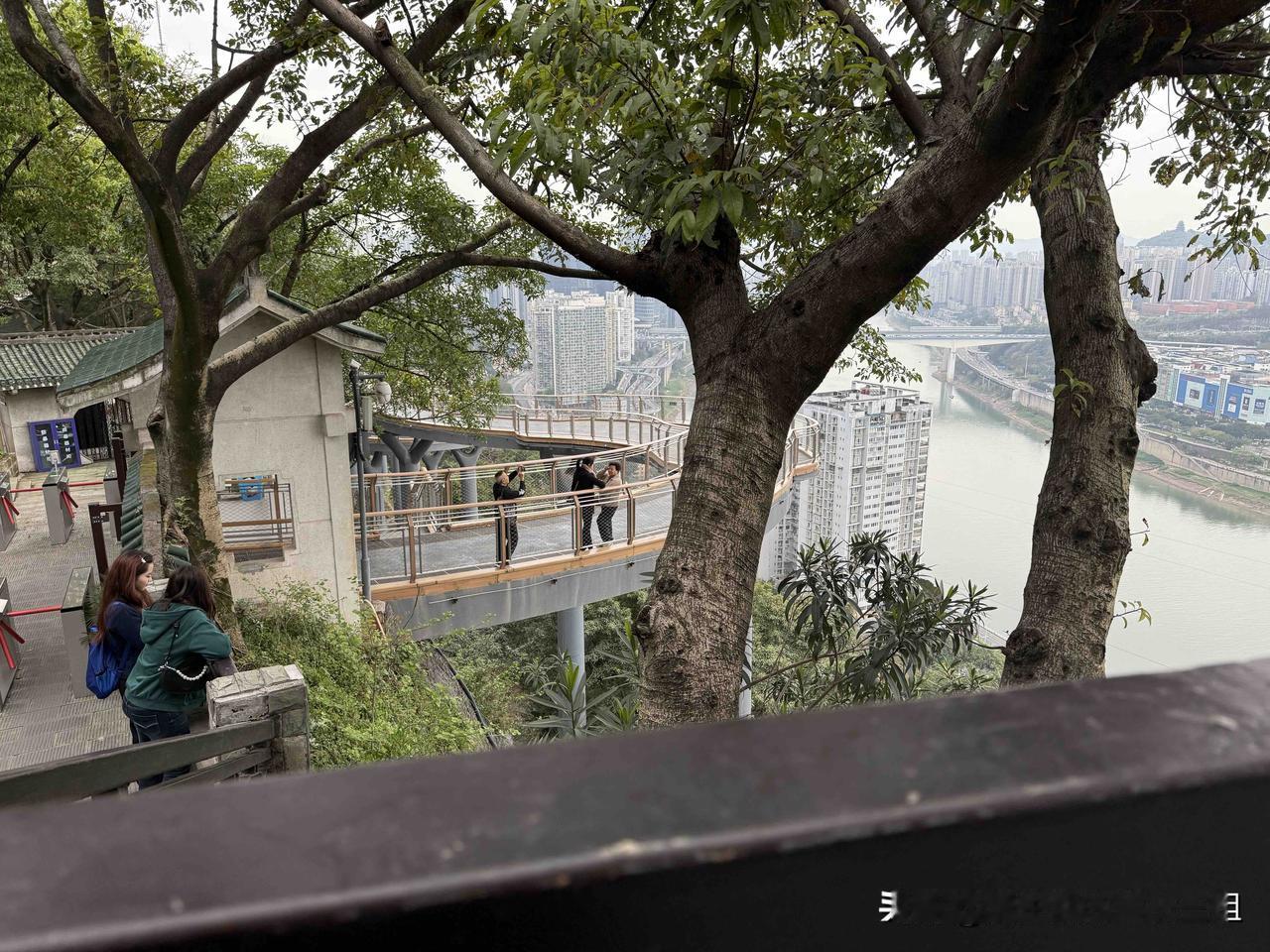 爸爸生病住院，向领导请三天假，加上节前一天，共四天，领导不乐意了，回复说一般情况