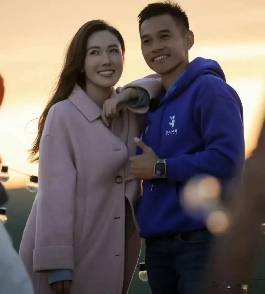 8年感情说散就散，李施嬅这段真是现实版“得到了就不珍惜”。女方做四次眼睛手术，最