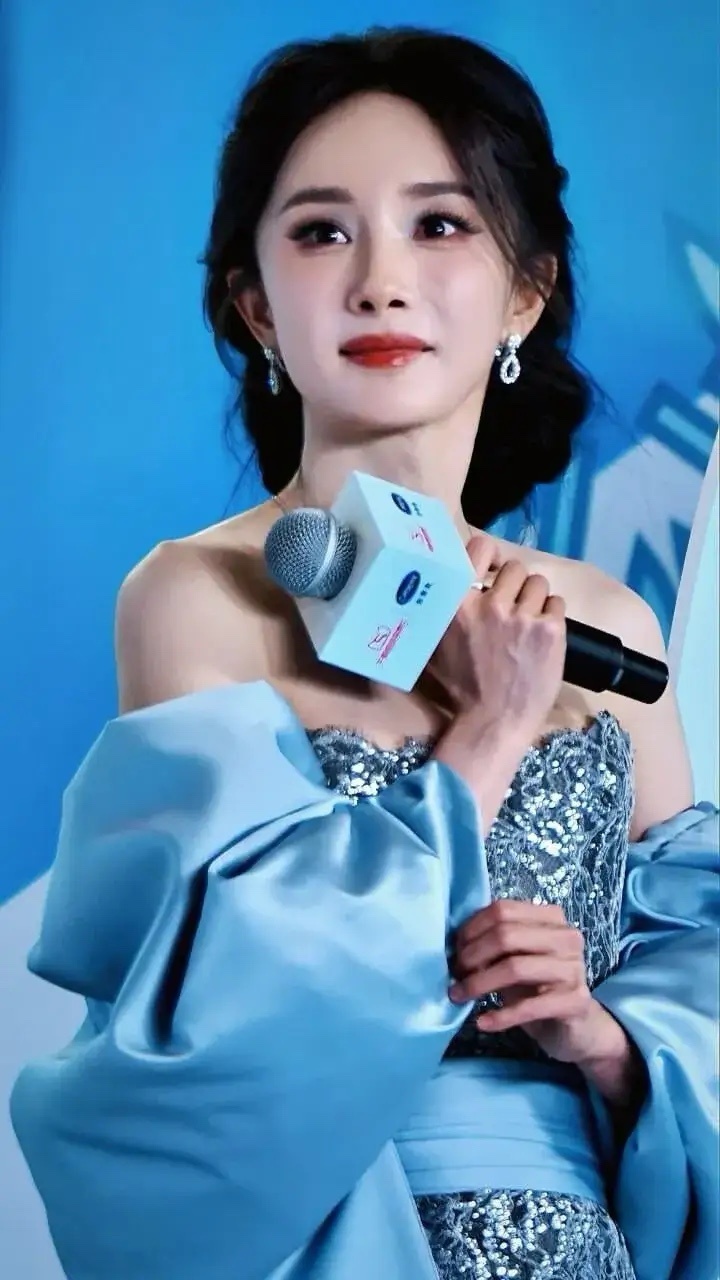 回看杨幂去年斯塔夫活动生图状态真的是太好 太美了！ 